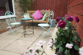 Luxury London Garden home sleep 6, 2 mins to metro